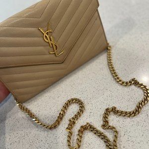 YSL ENVELOPE CHAIN WALLET IN GRAIN DE POUDRE EMBOSSED LEATHER
